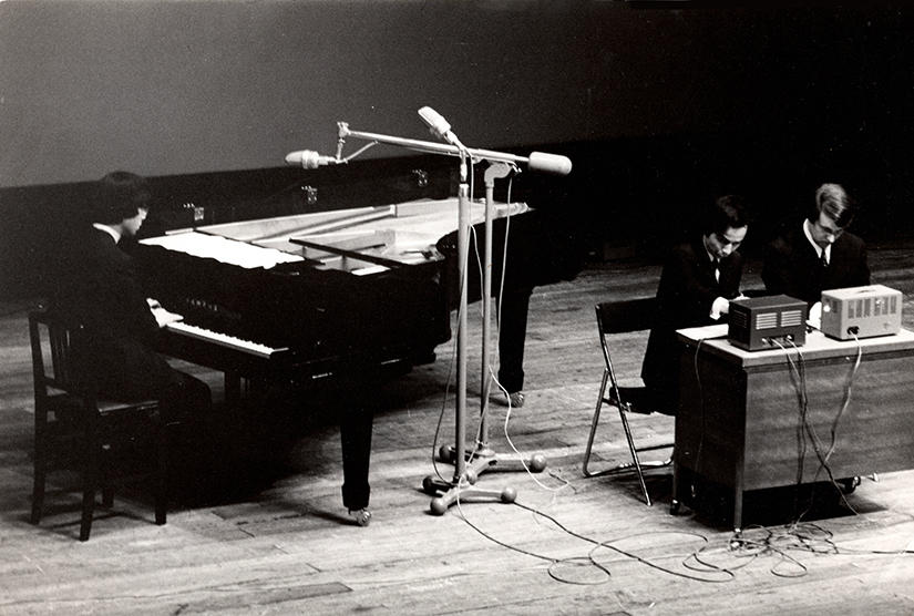 Toshi Toru and Roger Renolds performing